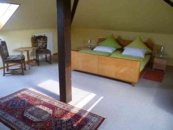 Schlafzimmer mit Doppelbett